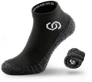 Skinners Socken - Sockenschuhe schwarz zusammengerollt