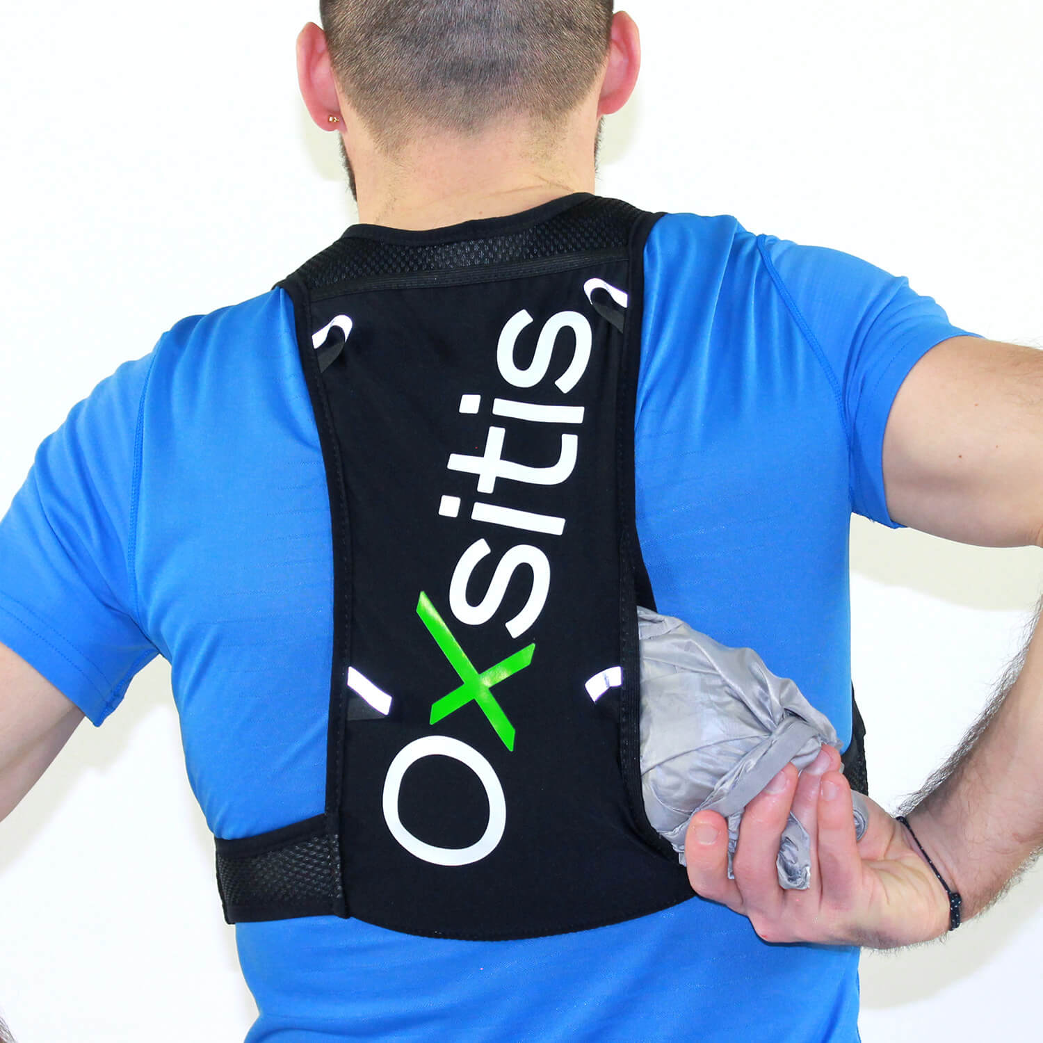 oxsitis-rucksack-atom-4-rueckseite-handling oxsitis-rucksack-atom-4-rueckseite-handling