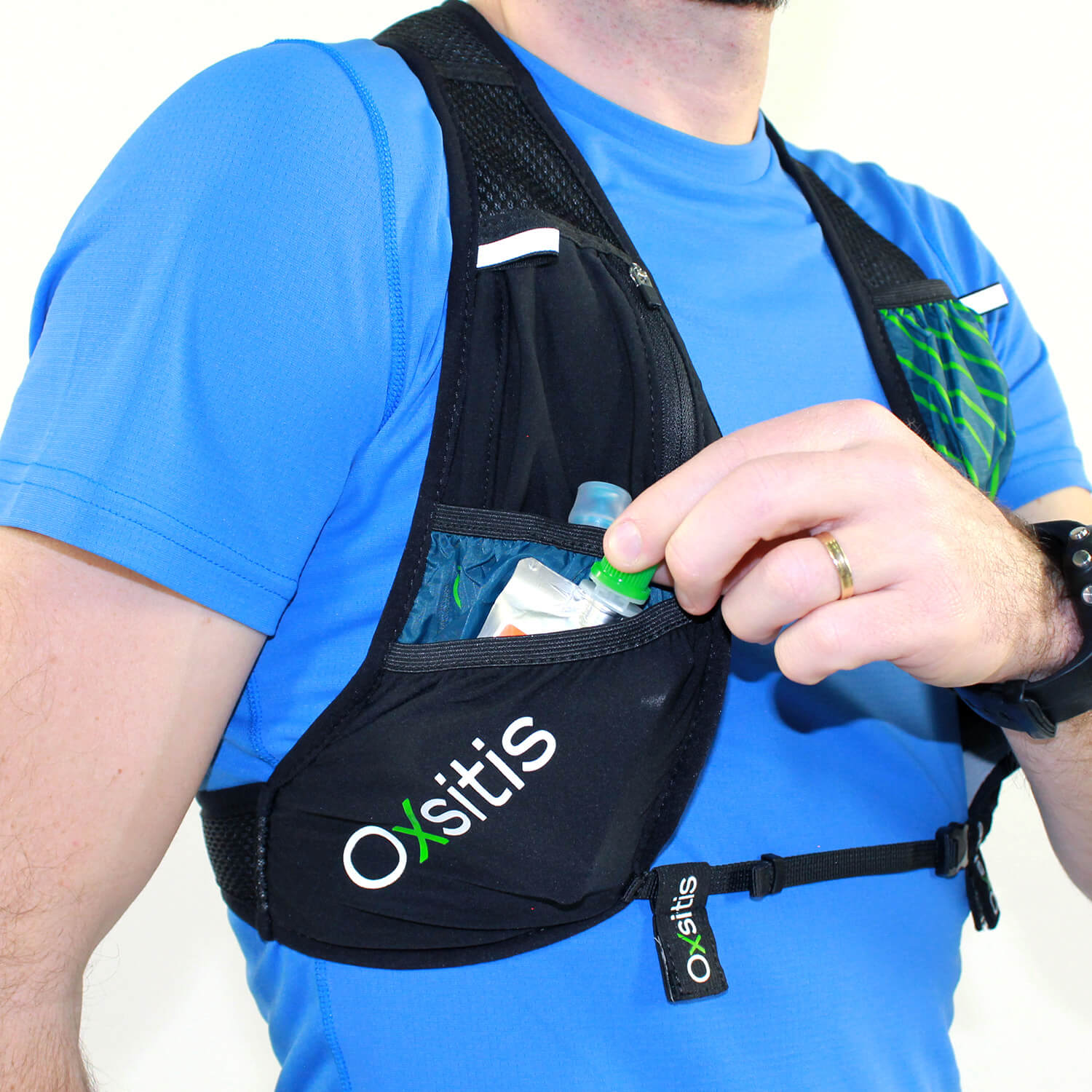 oxsitis-rucksack-atom-4-vorderseite-handling-2 oxsitis-rucksack-atom-4-vorderseite-handling-2