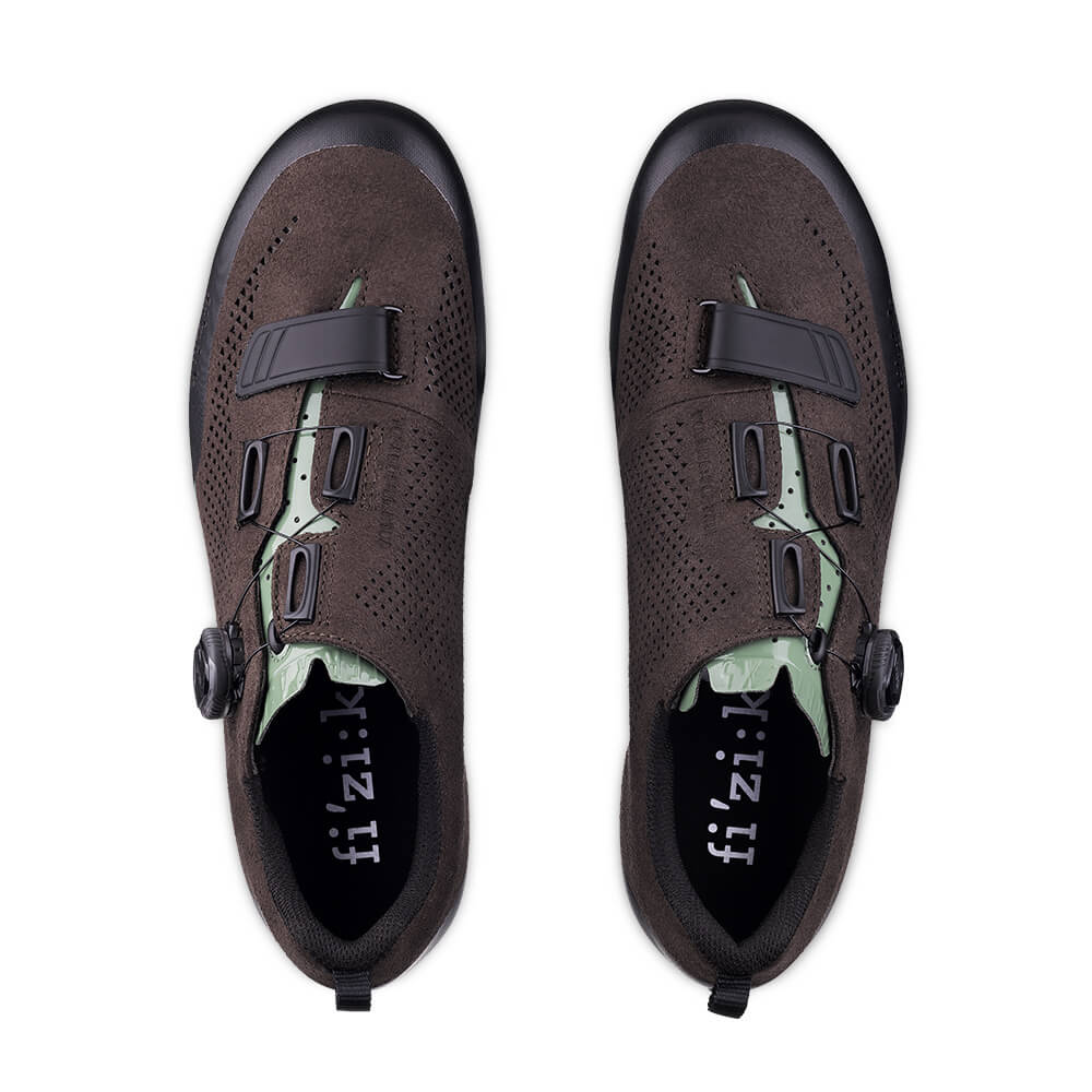 fizik-terra-x5-suede-dark-brown-suede-sage-green-draufsicht