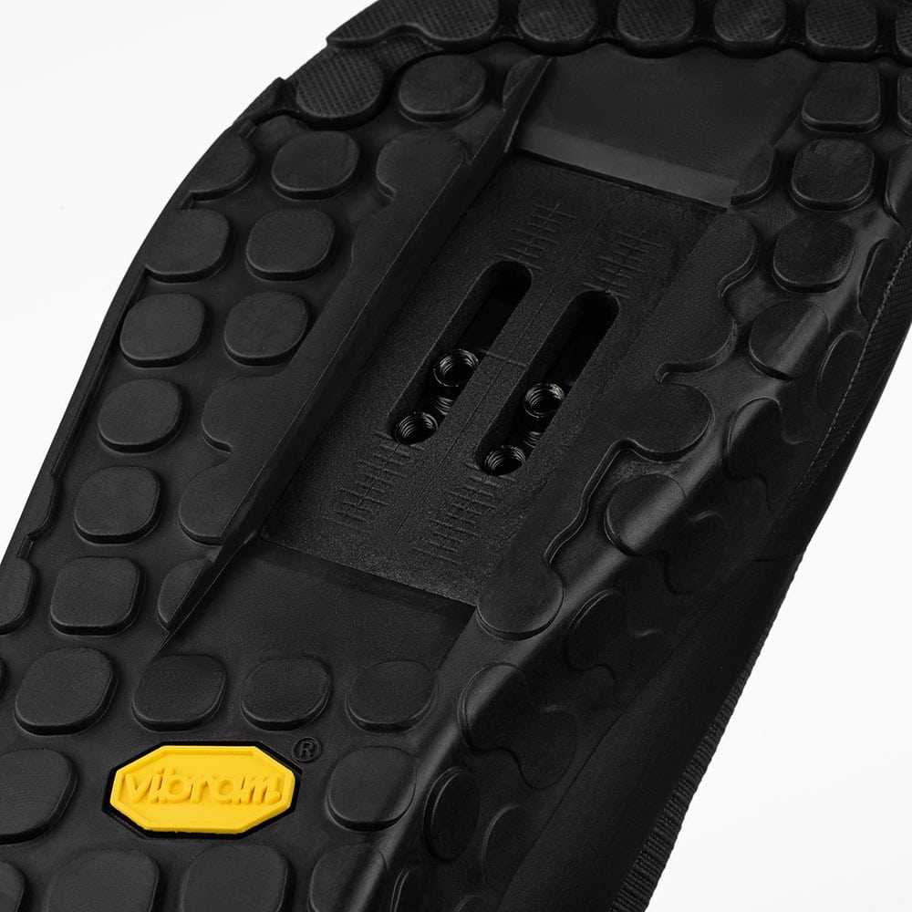 fizik-gravita-versor-black-profil-cleats